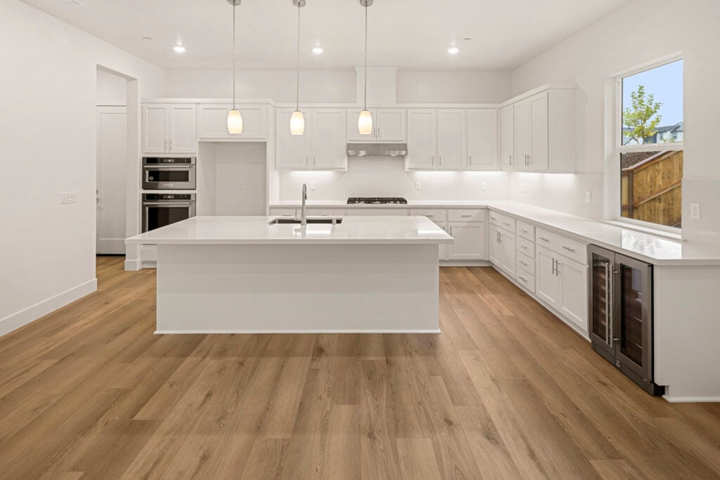 New Home Sales by The Advantage Group photography by Tiamo Images