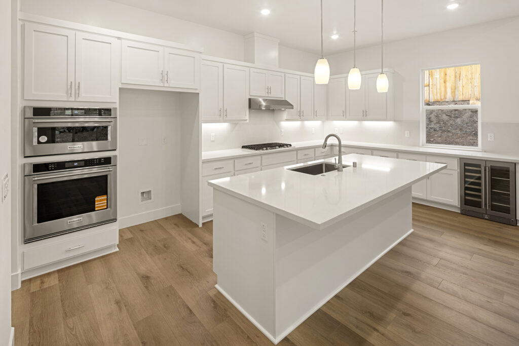 New Home Sales by The Advantage Group photography by Tiamo Images