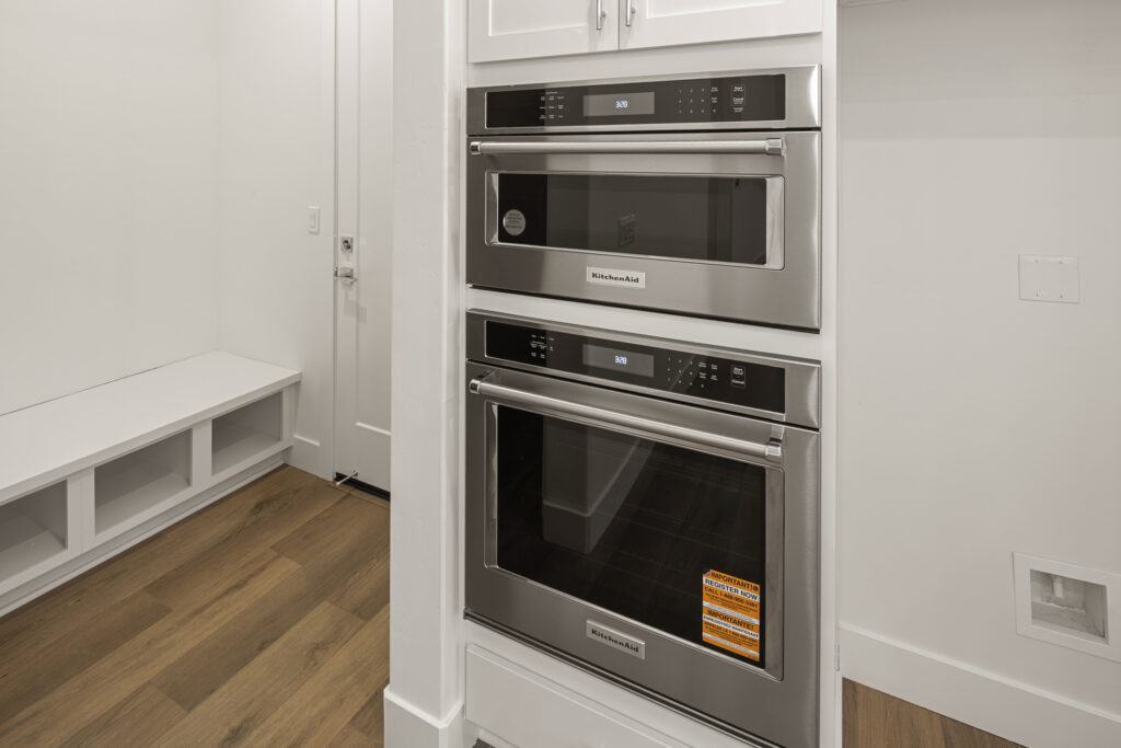 New Home Sales by The Advantage Group photography by Tiamo Images
